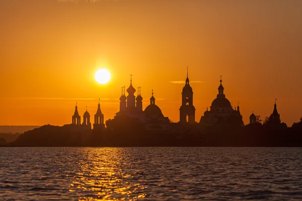 Silhouette Monastero contro il sole al tramonto a Rostov — Foto Stock