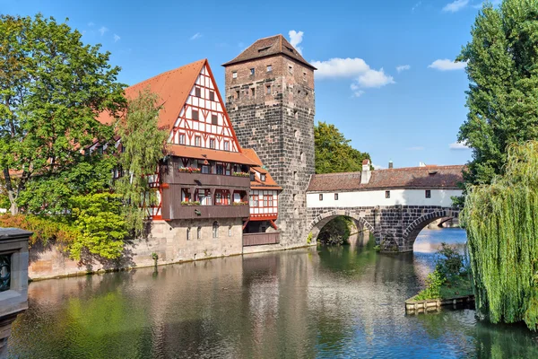 Vakwerkhuis en Henkerturm toren — Stockfoto