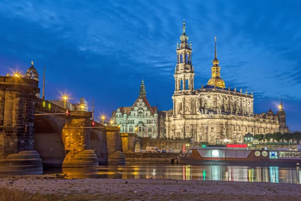 Dresden skyline in de avond, Duitsland — Stockfoto