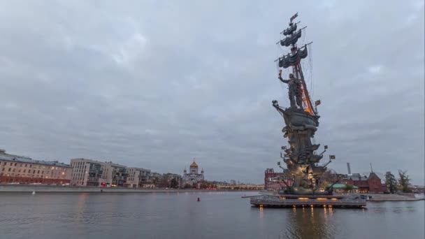 Памятник Петру I вечером, Москва — стоковое видео