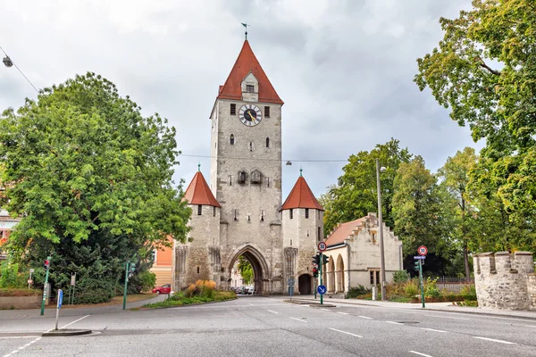 Середньовічних міських воріт з годинникової вежі в Regensburg — стокове фото