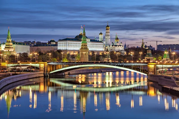 Bolsjoj Kamenny Bridge och Kreml — Stockfoto