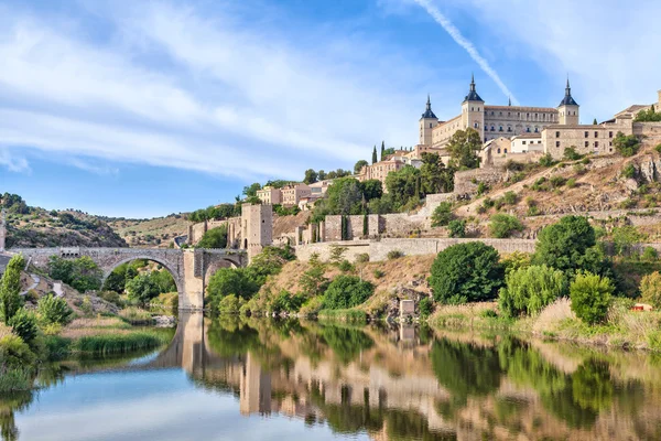 Puente de Alcantara ve Alcazar de Toledo — Stok fotoğraf