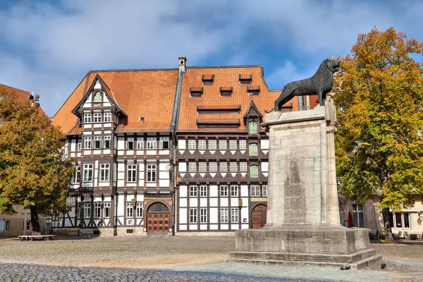 Immeuble à colombages et statue de Léon à Braunschweig — Photo