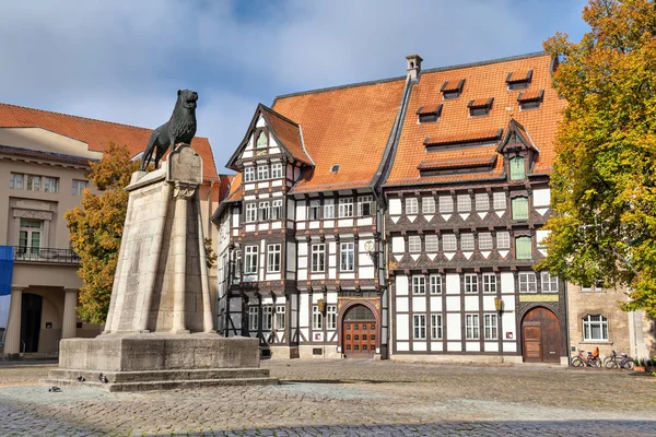 Estatua de León y edificio de entramado de madera en Braunschweig —  Fotos de Stock