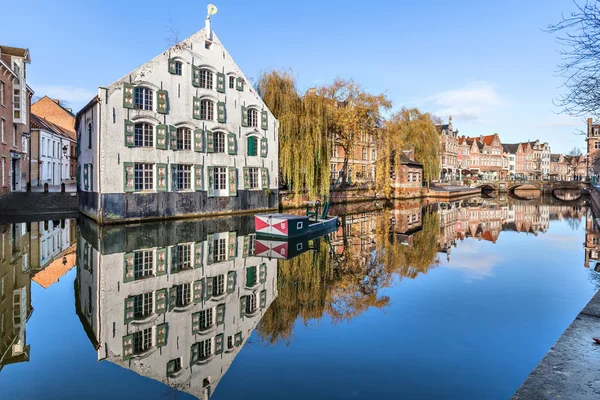 Byggnader på riverside i Lier — Stockfoto