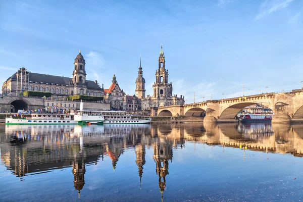 Dresdener Skyline und Augustusbrücke — Stockfoto