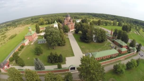 Flygfoto på Spaso-Borodinskiy kloster — Stockvideo
