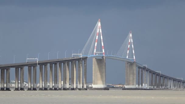 Saint-Nazaire most přes řeku Loiru, Francie — Stock video