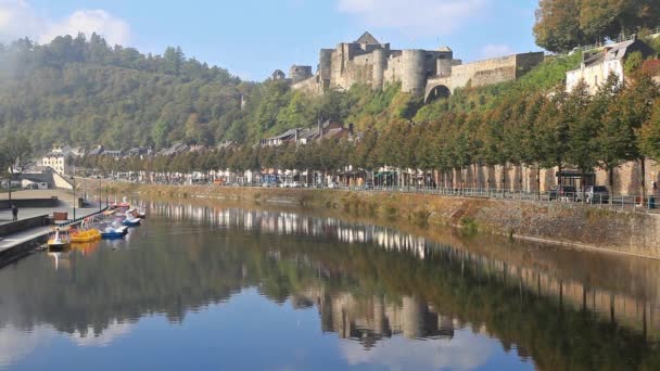 Bouillon slott speglar i floden, Belgien — Stockvideo