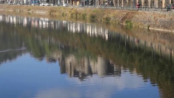 Kasteel van Bouillon weerspiegelen in rivier, België — Stockvideo