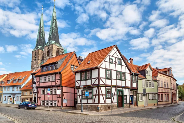 Traditionshäuser und Kirche in Quedlinburg — Stockfoto