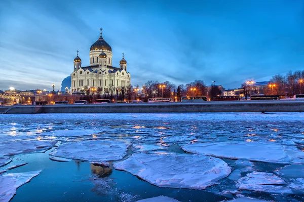 Plutește pe râul Moscova cu Catedrala Mântuitorului Hristos — Fotografie, imagine de stoc