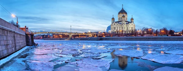 Panoramabild Moskva floden snyggt Kristus Frälsaren templet — Stockfoto