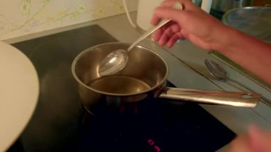 Bu ilgi çekici yemek videosunda, yetenekli bir şef lezzetli aromalar arasında mükemmel bir yemek yaratmak için hazırlama tekniklerini sergiliyor.