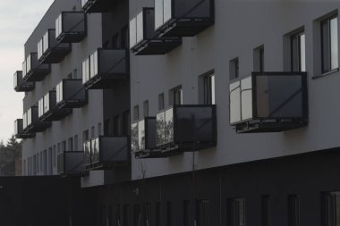 Çağdaş mimari öğeler hassas gölge etkileşimi ve sessiz aydınlatma, modern balkon ve ön cephe tasarımları göstererek ince gölge varyasyonlarını vurguluyor ve hafif ışıklandırma efektleri vurguluyor.