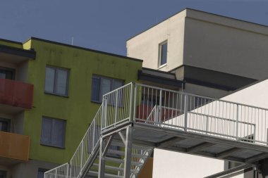 Çatı katı kentsel alanlar, yenilikçi çatı terası ve platform kavramları için tasarımlar, kentsel yenilenmeyi ve gündüz entegrasyonunu vurgulayan çok katmanlı çatı platformlarının kapsamlı görsel analizleri