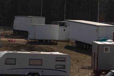 Sakin bir akşam manzarası, karavan ve karavanlar huzurlu bir akşam sahnesi, park halindeki karavan ve karavanlar alacakaranlıkta park halindeki karavan ve karavanların sakin manzarası.