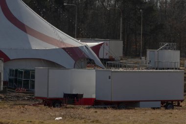 Sirk kurulumu devam ediyor. Sirk karavanı ve ekipmanları hazır. Sirk hazırlıkları ve ekipman deposu sakin bir ortamda.