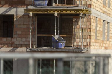 İnşaat sahnesi detaylı, iskeleli bina cephesi, aletleri ve iskelesi olan gündüz vakti inşaat alanı, inşaat sahasında tuğla ve iskeleleri olan tamirat.