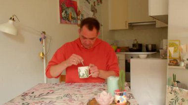 Adam kahve yapar, küçük bir dairede taze kahve hazırlar, rahat bir dairede kahve yapar ve hazırlar, adam özenle küçük evinde kahve yapar ve demler.