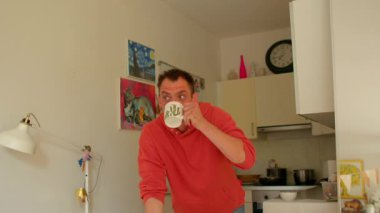 Aktör repliklerini çalışıyor, adam kahve içerken repliklerini prova ediyor, birey repliklerini prova ediyor ve aynı anda kahvesini yudumluyor, adam aynı anda bir fincan kahvenin tadını çıkarırken repliklerini dikkatle çalışıyor.