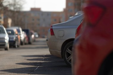 Sabah araç sıralaması, kaldırım kenarındaki caddelerde sıra bekleyen araçlar, sabah erken saatlerde park etmiş ve bekleyen araçlar, sabah erken saatlerde kaldırım boyunca kuyruğa giren ticari ve banliyö araçları.