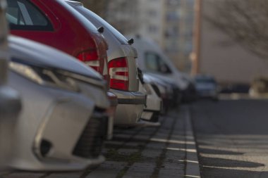 Kentsel park ikilemi, kapalı park yerleri zor sürücüler, birbirine yakın park edilmiş araçları olan dar kentsel park yerleri, sıkışık alanlarla günlük park sorunları ve sıkışık arabalarla dolu