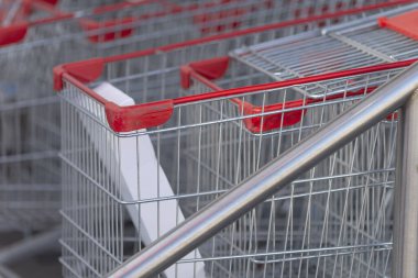 uzun gölgeli ve desenli kaldırımlı şehir otoparkı, şehir otoparkında gölgeli sıra sıra park edilmiş araçlar, şehir otoparkında dokulu yüzeyi olan kaldırım boyunca park halindeki araçlar.