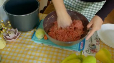 Et karışımını hazırla, baharatlı eti kaseye iyice karıştır, baharatlı eti büyük kasede iyice yoğurmak için ellerini kullan, ellerinle ve büyük kaseyle baharatlı eti iyice yoğur ve iyice yoğur.