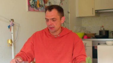 Sıcak mutfak ortamında içkiyle ilgili görüşlerini belirten erkek örnek eleştirmen...