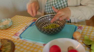 Mutfak tezgahında sebze dilimlemek, taze kesilmiş sebzelerle sağlıklı yemekler yapmak,