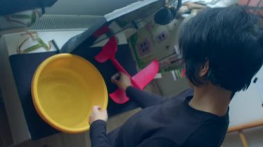 Güneş ışığı kaynağına yakın bir yerde durulama havzası tek başına pencerenin yanındaki sarı havzayı nazikçe yıkıyor.