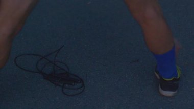 Isınma etkinliği koşusu, sporcu antrenmana hazırlanıyor, sporcuyla şehir merkezi antrenmanı egzersize hazırlanıyor.