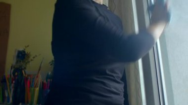 Kadın pencereyi açar, kadın pencereyi yavaşça kaldırır, kadın temiz hava için pencereyi yavaşça açar, kadın pencereyi dikkatlice açar ve rüzgarı davet etmek için pencereyi kaldırır, kadın pencereyi nazikçe açıp içeriye temiz hava girmesini sağlar.