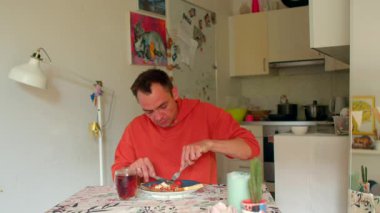 Bayram şöleni, beyaz erkek renkli yemekler ve sıcak yemeklerle neşeli bir ziyafete girişiyor.