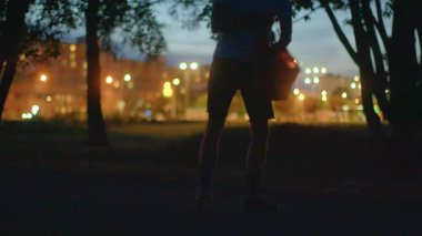 Bu park sahnesinde, bir adam özgürlüğü sembolize ediyor, kollarını uzatarak başlıyor, sonra iple atlıyor ve ruhsal olarak koşuyor, sükunet ve canlılığı harmanlıyor.