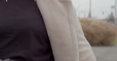 Şehir kadını yol gösterici jestler sunuyor, şehir sahnesinde yön bulma sinyalleri veren kadınlar var, Kafkasyalı kadın tramvayın yanında dururken yön yardımı sağlıyor.