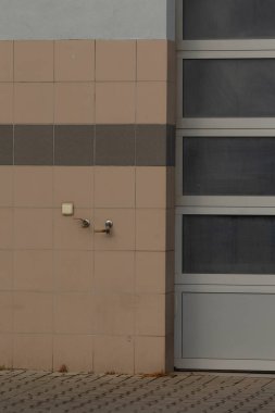 Banliyö garaj hizmetleri, garajın dış kısmı fayanslar, fayanslar, garaj duvarındaki fayanslar ve fayanslı yüzeyler, banliyö garajının özellikleri arasında dış tesisatlar ve fayanslı yüzeyler yer alıyor.