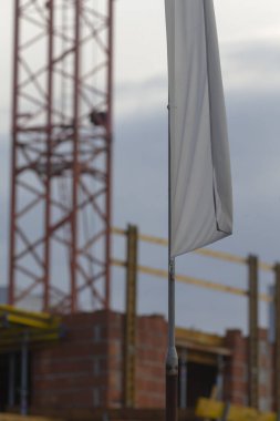 Vinç yanında asılı beyaz kumaş askısı, yumuşak malzeme sanayi zeminine sarılı, teslimat...