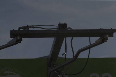 Yakıt ikmali sahnesi, klasik benzin istasyonu yol kenarı durağı, endüstriyel yol kenarı yakıt ikmali klasik tabelayla, yol kenarı yakıt istasyonundan esinlenilmiş endüstriyel desenli ve tabelalı