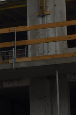 Otoparkta şeritli güvenlik çubuğu. Bulanık arabalar ve asfalt. Trafik için ön plan işareti.