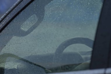 ıslak araba penceresi direksiyon silueti ve gösterge paneli şekillerini, karamsar gidiş-dönüş titreşimleri, sessiz ışık