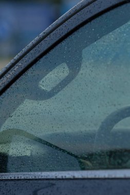 dikey pencere çerçevesi yağmur damlası desenli, güçlü dikiş çizgisi ve direksiyon gölgesi, desenli cam detay