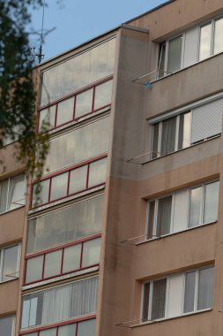 sessiz tonlara, dikey hizaya ve yumuşak bej palete sahip dizilmiş pencere ızgarası günlük konut ışıklarıName