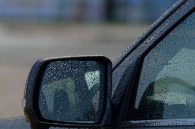 Islak cam yüzeyler sabah saatlerinde güvenlik protokollerini tetikliyor, kentsel çevre protokolleri erken saatlerde sağanak yağış sırasında yansıtıcı yüzeylerin denetlenmesini içeriyor