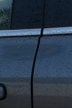 Yağmurlu otomotiv yansıması, yansıtıcı krom kaplamasında su direnci incelemesi koruyucu kaplama ve ışık yansımasını gösteren su boncuklu yüzeyin yakından incelenmesi