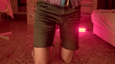 Beyaz adam köpük paten altında diz çöküp eğitime hazırlanıyor, dikkatli ısınma rutini.