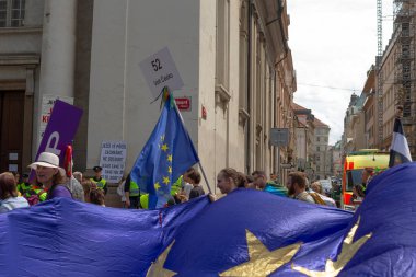 Avrupa bayrağı göstericileri Prag Caddesi, yıldız, pankart ve gökkuşağı aksesuarları, gülen yüzler, tarihi CZ, Prag, Na prikope, 2.8.25