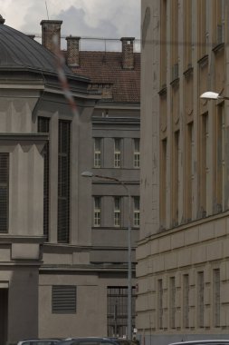 Tarihi çatı detaylarında lamba, yıpranmış fayanslar, baca silueti, elektrik kabloları ve yosun aksanları yer almaktadır.,